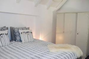 兹沃勒Het Wijdeland的白色的卧室,床上有毯子