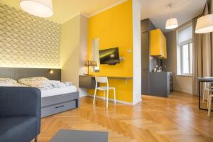 布拉格Design Studio Anděl, All Historical Sights Walkable的一间卧室设有一张床和黄色的墙壁