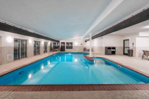 博林格林Wingate by Wyndham Bowling Green的大楼里一个蓝色的大泳池
