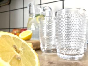 阿维拉VUT iDesign的柠檬切成一半,紧挨着榨汁机和玻璃杯