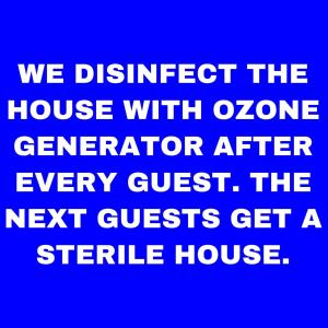 埃格尔Strandfürdő Apartman的蓝色背景,我们用臭氧发生器分辨出每位客人的房屋