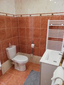 米拉博Le mas de la diligence的浴室配有卫生间、盥洗盆和浴缸。