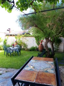罗德里戈城6 bedrooms house with enclosed garden at Ivanrey的树荫庭院里的桌椅