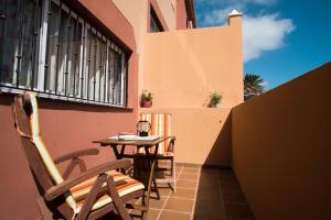 戈梅拉岛圣塞瓦斯蒂安Casa Manel, La Gomera的阳台的天井配有桌椅