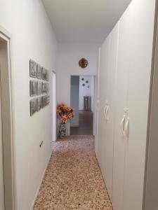蓬泰圣皮耶特罗CASA CELESTE的走廊设有白色墙壁,铺有地毯