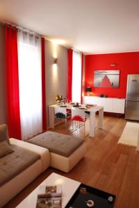 奥帕提亚Apartment Villa Mandria的客厅配有沙发和桌子