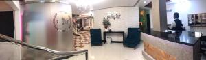拉维加雷伊酒店的大堂设有蓝色椅子和柜台
