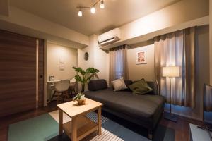东京HIZ HOTEL Ginza的客厅配有沙发和桌子