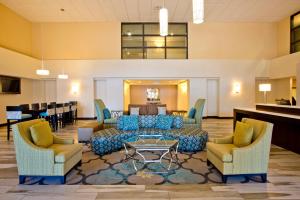 科罗拉多斯普林斯Holiday Inn Express & Suites Colorado Springs Central, an IHG Hotel的大堂配有沙发和桌椅