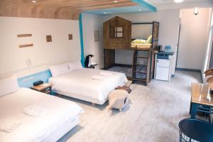 花莲市快乐翅膀民宿的客房设有两张床和一张双层床。