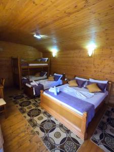 斯库台比卡耶酒店的小木屋内一间卧室,配有两张床