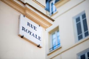 凡尔赛Royal Hotel Versailles的建筑物一侧的标志