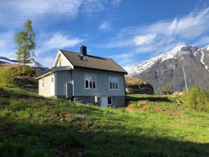 史特林Tunold Gård - Freden的山丘上的小房子,背景是群山