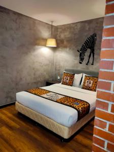 梳邦再也梳邦9号广场酒店 的卧室配有一张墙上的斑马画床。