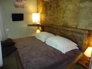 日温图萨普拉西迪奥酒店的一间卧室配有一张带两个枕头的床