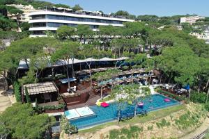 萨卡罗Alàbriga Hotel & Home Suites GL的享有带游泳池的度假村的空中景致