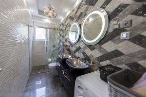 萨利Villa"LONG ISLAND"****Luxury Residence的浴室设有2个水槽和2面镜子