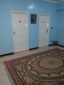 卢克索丰塔纳卢克索旅馆 的一个空房间,有两个门和一个地毯