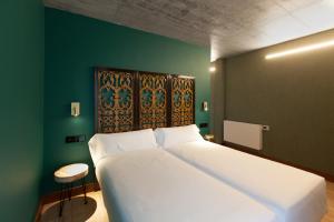 VedraEira Gundián的一间卧室设有一张白色大床和绿色的墙壁