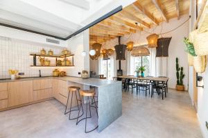 马盖鲁夫Villa Torrenova 36的厨房以及带桌椅的用餐室。