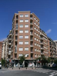 毕尔巴鄂Apartamento con vistas al Estadio San Mamés的城市街道上一座大型砖砌建筑