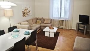 赫尔辛基Helsinki Apartments的客厅配有沙发和桌子
