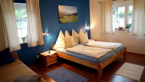 阿尔滕马克特蓬高AlpenSportLodge的一间卧室配有带枕头的床