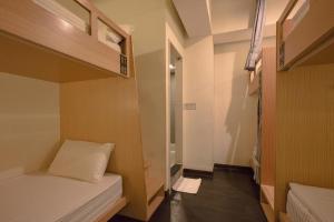 台北疯台北青旅 F​​un Inn Taipei Hostel的一间小房间,内设两张双层床