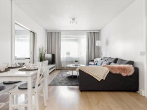 拉赫蒂Kotimaailma Apartments Lahti的客厅配有沙发和桌子