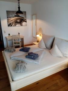 巴德哥依斯恩Apartment Diana的客房内的白色床和毛巾