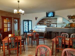 泰普拉河畔贝乔夫Penzion - Restaurant U Zámku的一间带桌椅和电视的用餐室