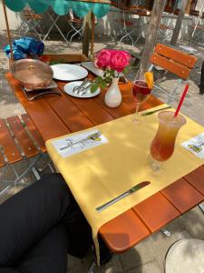 萨尔甘斯珀斯特酒店的黄色桌子,两杯葡萄酒和鲜花