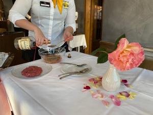 萨尔甘斯珀斯特酒店的女人用鲜花在桌子上准备食物