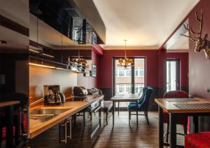 不来梅港Haverkamp Suites的厨房设有红色的墙壁和桌椅