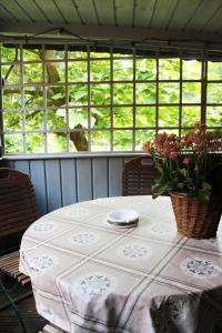 皮尔纳Ferienhaus Franz - an der Elbe, mit großem Garten的一张桌子上放着白色桌布和鲜花