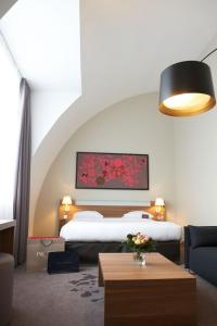 绍莱绍莱美居中心酒店的酒店客房配有一张床铺和一张桌子。