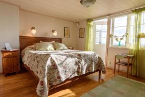 塔尔伯格Soltägtgården的一间卧室配有一张带床罩的床和窗户