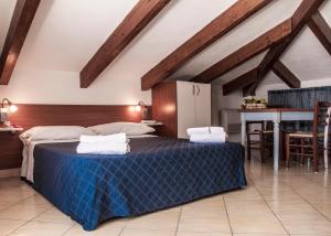 卡斯特拉巴特迪珀卡塔玛拉酒店的卧室配有一张床和一张桌子及椅子