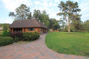 HaraThe gorgeous log house, that brings out the smile!的庭院前的小木屋,设有砖砌走道