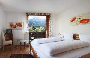 施伦斯奥霍夫酒店的一间卧室设有一张大床和一个窗户。
