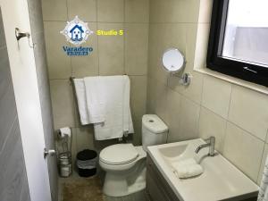 奥拉涅斯塔德Varadero Marina Airport Guests Rooms的一间带卫生间和水槽的小浴室