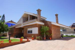 桑卢卡尔-德巴拉梅达Casa/Chalet Doñana的前面有植物的砖房