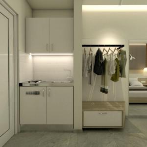 法里拉基Artemis Comfort&Pleasure的厨房配有白色橱柜和衣柜。