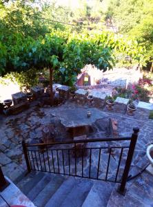 莱瓦贾Kria springs的花园设有石头庭院和喷泉
