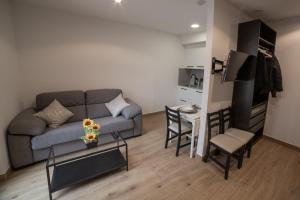 扎鲁亚斯Loft en Zarautz con Parking Hator 2的带沙发和桌子的客厅以及厨房。