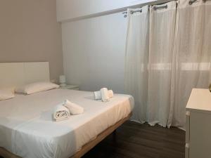 瓦伦西亚Zerka Centro的一间卧室配有带毛巾的床