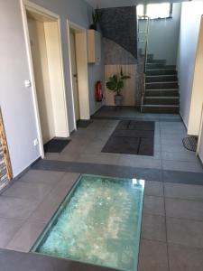 JembkeAndromachi Apartments的走廊楼层的游泳池