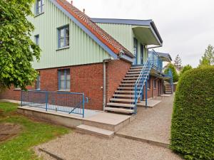 博尔滕哈根Spacious Apartment in Boltenhagen by the Sea的前面有楼梯的砖砌建筑