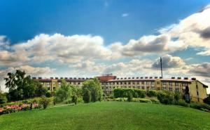 塔诺沃帕格涅500酒店的前面有绿地的大建筑