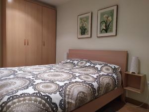 伊萨韦纳河畔罗达Casa Simon 2的一间卧室配有一张床和被子